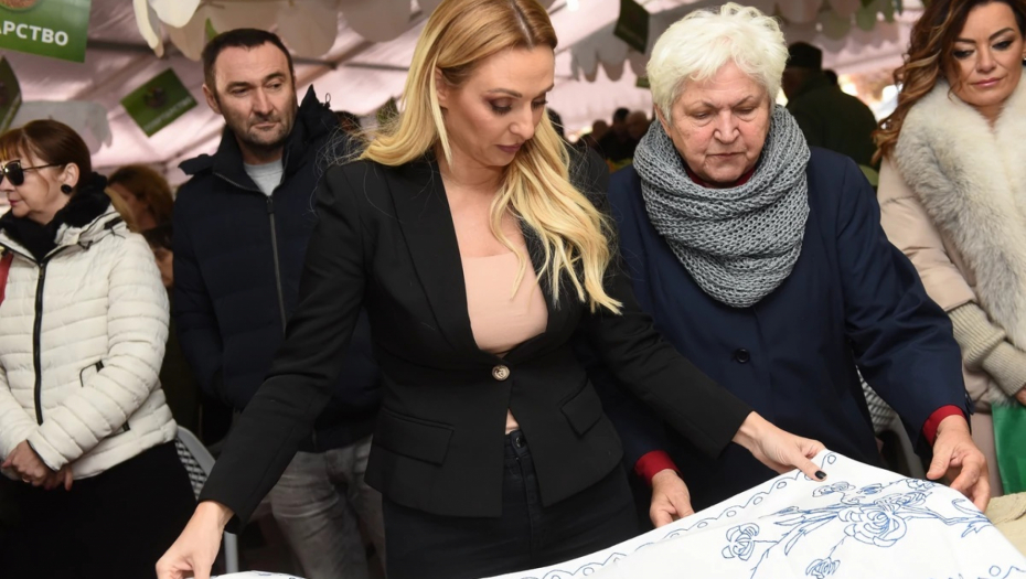 Šabac je ponosan na svoju istoriju oličenu u Tekeriškom peškiru, a kroz muziku i igru društvo „Jevrem“ čuva folklornu tradiciju