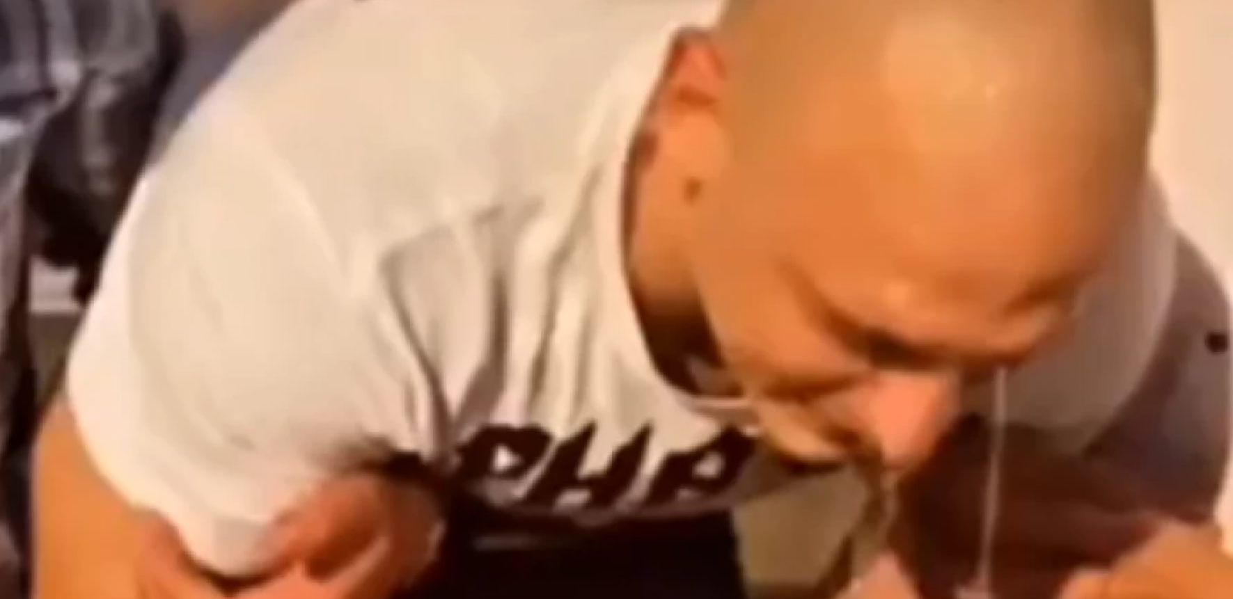 DESINGERICA POVRAĆA NASRED ULICE Reper ne može da stoji na nogama, polivaju ga vodom