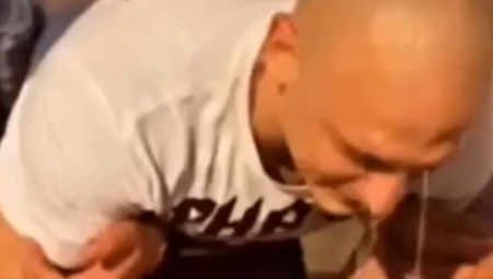 DESINGERICA POVRAĆA NASRED ULICE Reper ne može da stoji na nogama, polivaju ga vodom