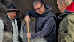 VUČIĆ PRAVI ČVARKE (FOTO)  Predsednik posetio selo kod Subotice, pa poručio: "Porodica je stub Srbije, a običaji su ono što nas je održalo"