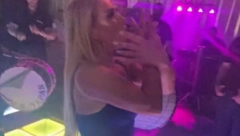 SELMA POKAZUJE DVOGLAVOG ORLA Snimak sa nastupa razbesneo javnost, pevačica zapretila: Tužiću srpske novinare!