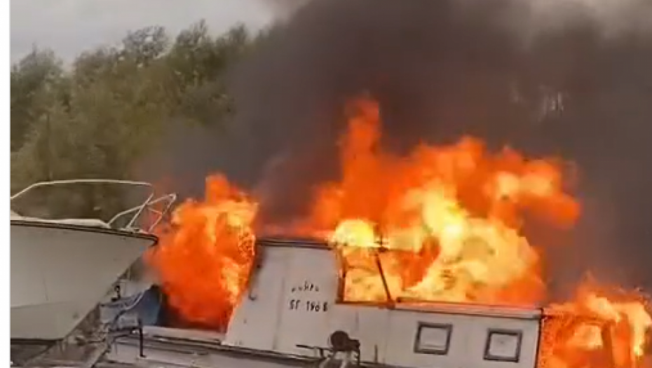 VELIKI POŽAR NA ZEMUNSKOM KEJU Vatra guta brod, ne zna se da li ima povređenih (VIDEO)
