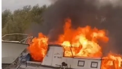 VELIKI POŽAR NA ZEMUNSKOM KEJU Vatra guta brod, ne zna se da li ima povređenih (VIDEO)