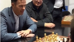 MALI IGRA ŠAH SA ŠAMPIONIMA Ministar objavio snimak na svom Instagram nalogu: " Hoćemo da vratimo ovaj sport u škole"