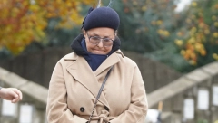 ANA BEKUTA UPLAKANA NA GROBLJU Pevačica bleda kao krpa, ne može da sakrije tugu