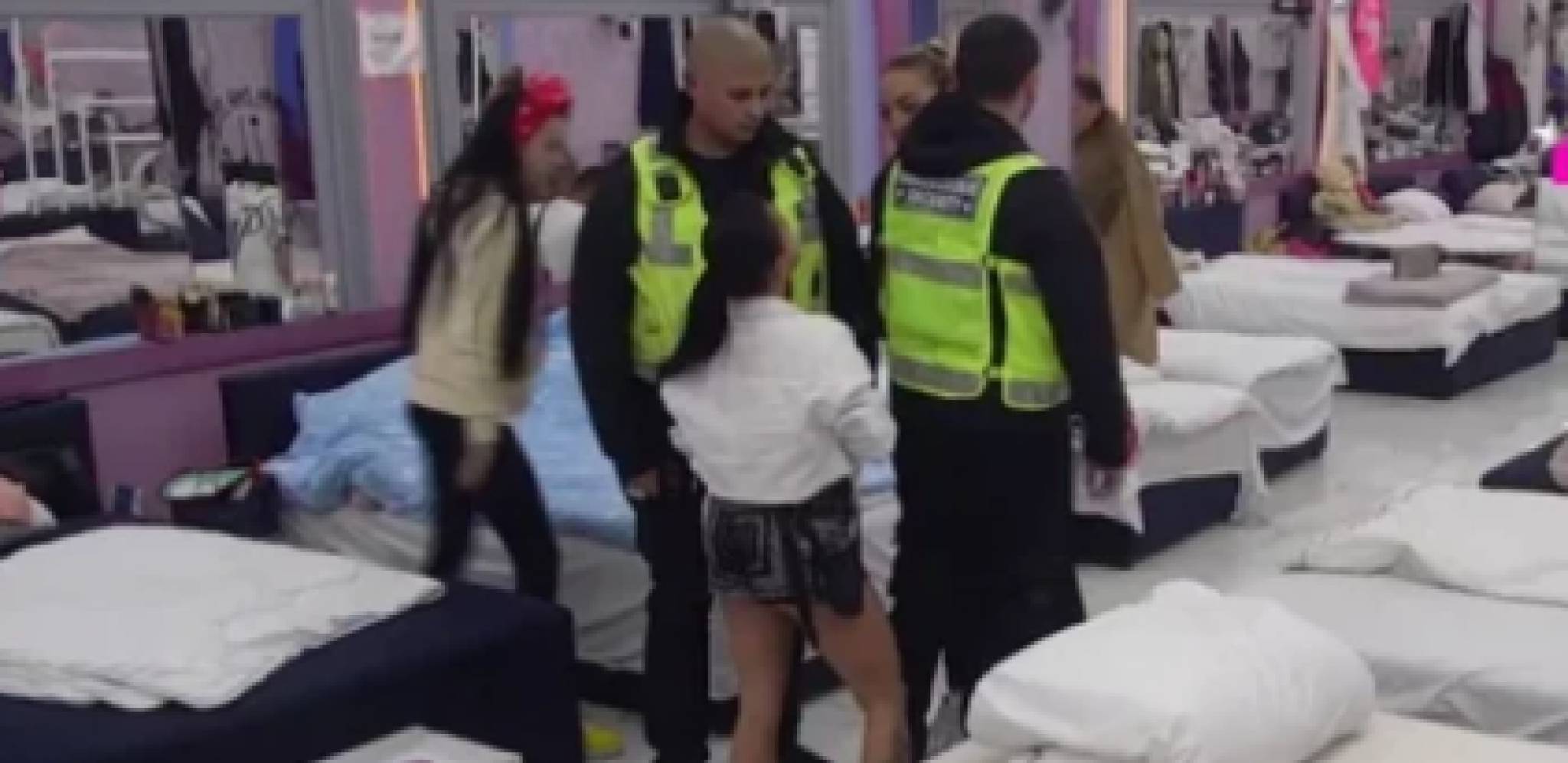 UČESNICE NA IVICI TUČE Obezbeđenje hitno uletelo, alarmantno stanje u rijalitiju!