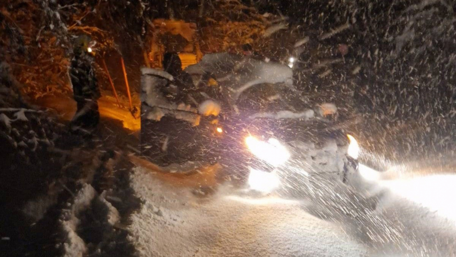 DRAMA U SJENICI, SNEG ZAVEJAO STRANE DRŽAVLJANE Navigacija ih odvela na pogrešan put, reagovao MUP-ov Sektor za vanredne situacije (FOTO)