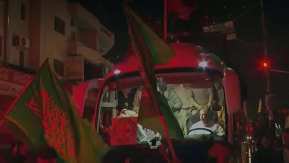 HAMASOVE ZASTAVE, PESME... Ovako su dočekani oslobođeni Palestinci koje je Izralel držao u zatočeništvu (VIDEO)