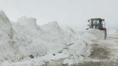 MEĆAVA NAPRAVILA KOLAPS ŠIROM SRBIJE Domaćinstva bez struje, putevi blokirani, sneg i do 50 centimetara (FOTO)