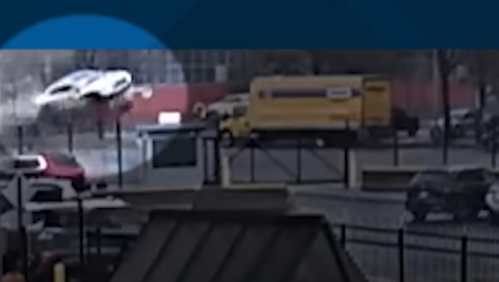 AUTOMOBIL LETEO POPUT AVIONA, A ONDA EKSPLODIRAJU Svi se pitaju kako je ovo moguće i šta se zapravo dogodilo (VIDEO)