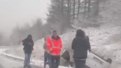 AUTOMOBIL SE PREVRNUO NA KROV Snimak nesreće u Rudniku, žena sletela sa puta (VIDEO)