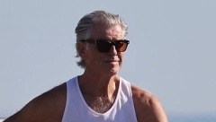 MA SVAKA MU ČAST Ko bi rekao da Pirs Brosnan ima 70 godina, da vidite samo kako izgleda kada se skine!