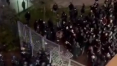 ŽESTOK OBRAČUN NAVIJAČA SA POLICIJOM Huligani koristili flaše i pirotehniku, povređeno više od 100 ljudi (VIDEO)
