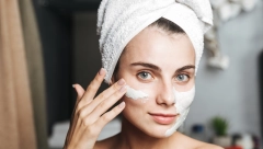 ZABLISTAJTE KAO DA STE BILI U SALONU Napravite masku od 2 sastojka koja ublažava bore i smanjuje pore