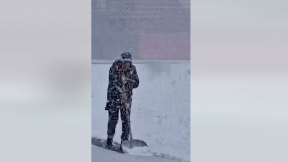 PROSLAVLJENI TRENER RASTOPIO SRCA UŽIČANA Sneg veje bez prestanka, a on sa lopatom izašao na stadion