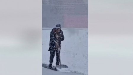PROSLAVLJENI TRENER RASTOPIO SRCA UŽIČANA Sneg veje bez prestanka, a on sa lopatom izašao na stadion