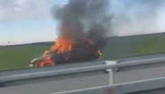 BUKTINJA NASRED PUTA Gori automobil na auto-putu Beograd-Novi Sad
