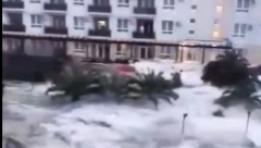 TALAS OD 6 METARA PREPOLOVIO ZGRADU Stravično nevreme u Rusiji, more nadire (VIDEO)