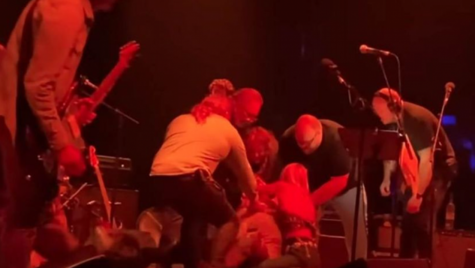 PEVAČ UDARIO KOLEGU GITAROM PO GLAVI Potukli se članovi poznatog benda usred koncerta!