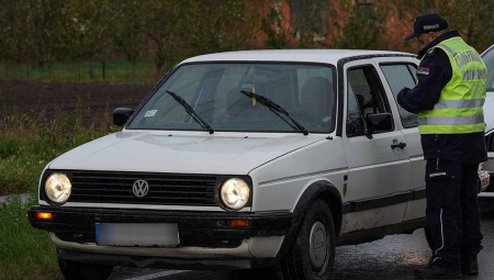 DEČAK IZ NOVOG PAZARA SEO DROGIRAN U NEREGISTROVAN AUTO Policija ga zaustavila i spasla najgoreg scenarija