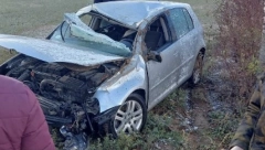 AUTOMOBIL SMRSKAN, STANJE VOZAČA NIJE POZNATO Golfom sleteo sa puta, meštani izvlačili prevrnuto vozilo
