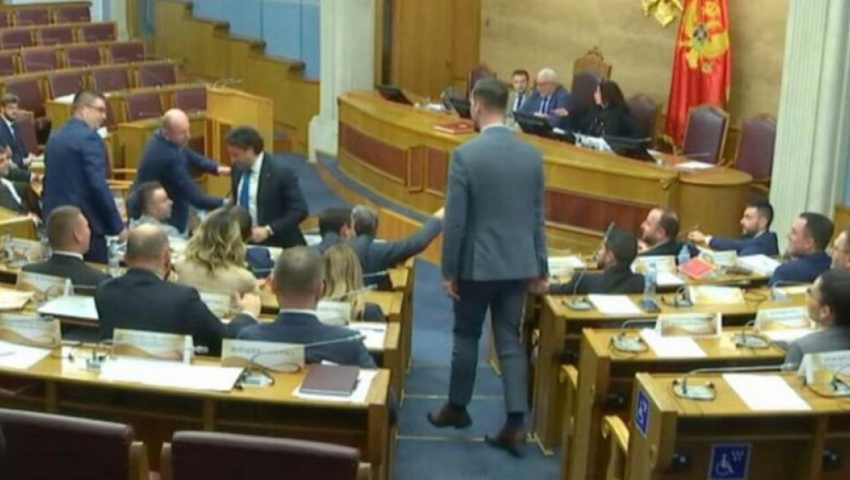 "ZAPAMTIĆEŠ OVO ZA CEO ŽIVOT" Frka u skupštini CG, umalo se potukli Abazović i Zirojević, poslanici ih razdvajali