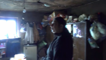 ZORICA NEMA NOGU I DEO PLUĆNOG KRILA, ČEKA ZIMU U KUĆI OD BLATA! Hrabra žena moli sve za 10 metara drva kako bi pregrmela zimu