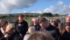 ŠTA RADI OVDE OVAJ POP Kada su spustili sanduk dogodilo se nešto neverovatno, mladić zasmejao ljude na sahrani