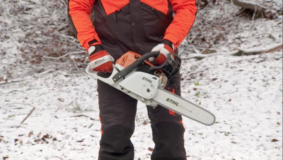 BERANCI SE POBILI U ŠUMI Nastao opšti haos! Udarali se metarskim drvima, gađali kamenjem i potezali motorke!