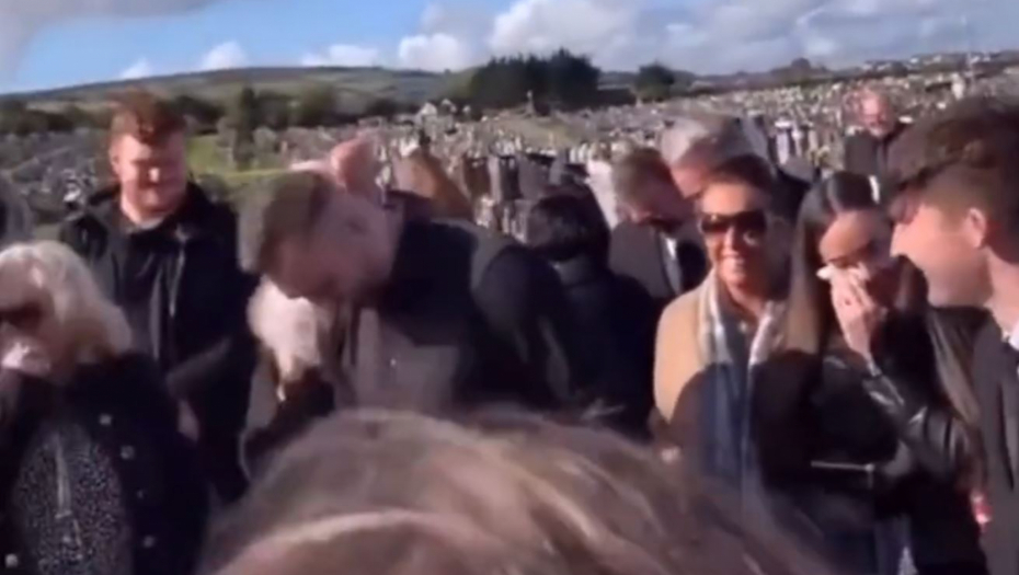 "PUSTITE ME NAPOLJE, ŠTA RADI OVAJ SVEŠTENIK" Pokojnik zapomagao iz sanduka, oni se smejali i plakali u isto vreme (VIDEO)