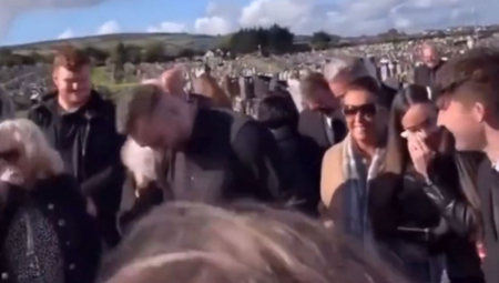 "PUSTITE ME NAPOLJE, ŠTA RADI OVAJ SVEŠTENIK" Pokojnik zapomagao iz sanduka, oni se smejali i plakali u isto vreme (VIDEO)