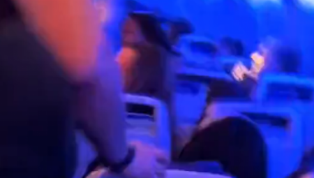 MUŠKARAC POBEGAO IZ AVIONA Iskočio kroz izlaz za hitne slučajeve, putnici sve snimili (VIDEO)