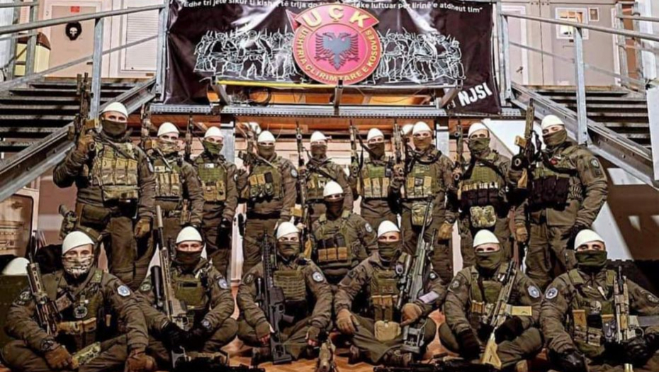 OVO JE TA JEZIVA FOTOGRAFIJA Specijalci tzv. kosovske policije pozirali NAORUŽANI DO ZUBA ispred simbola terorista