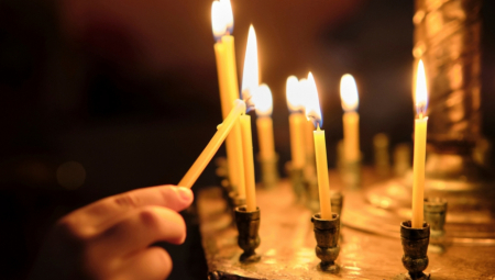 MNOGI VERNICI PRAVE GREŠKU PRE NEGO ŠTO SE POMOLE ZA NAJMILIJE Evo kako se pravilno pali SVEĆA u crkvi i gde ih jedino treba kupovati
