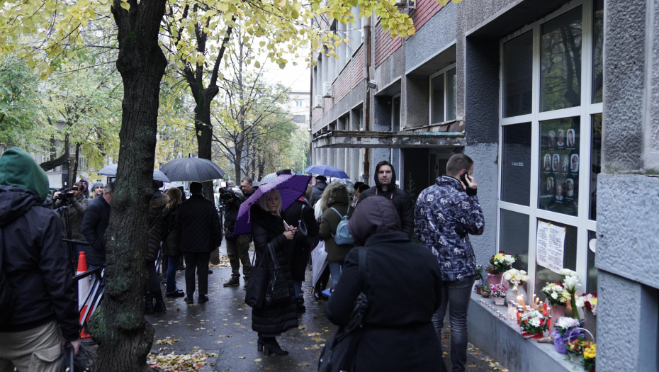 PROTEST PORODICA UBIJENE DECE ISPRED RIBNIKARA Nezadovoljni zbog odluka Saveta roditelja