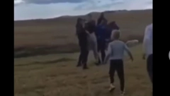 KAD TI ŽABLJAČANI PRUŽE PRVU POMOĆ...I MRTAV BI USTAO! Džokej pao sa konja i ostao nepomično da leži: Reakcija prisutnih sve ostavila u ŠOKU! (VIDEO)