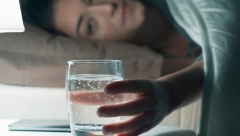 BOŽE ME SAČUVAJ, ČEGA SVE IMA Žena (45) popila previše vode, pa umrla zbog oticanja mozga