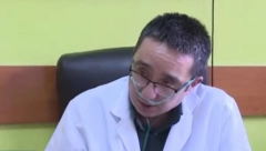 DOKTOR ACA LEČI LJUDE PRIKLJUČEN NA KISEONIK Pacijenti se prekrste, zaplaču, tapšu ga po ramenu