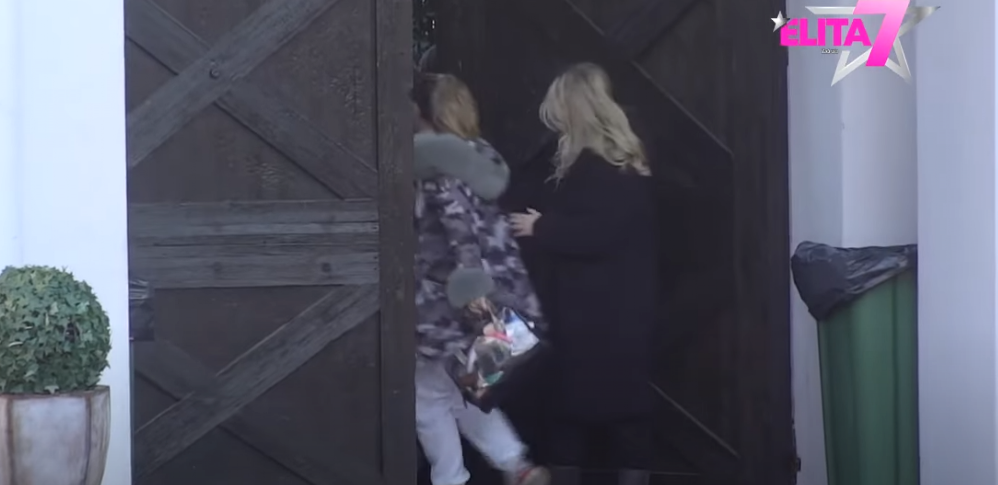 ANELI AHMIĆ NAPUSTILA ELITU Spakovala stvari i izašla sa imanja, evo ko je došao po nju!