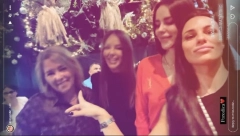 TRUDNA BOGDANA BLISTA PORED SESTARA I MAJKE Cecina snajka đuska i uživa, u ovakvom izdanju je retko viđamo