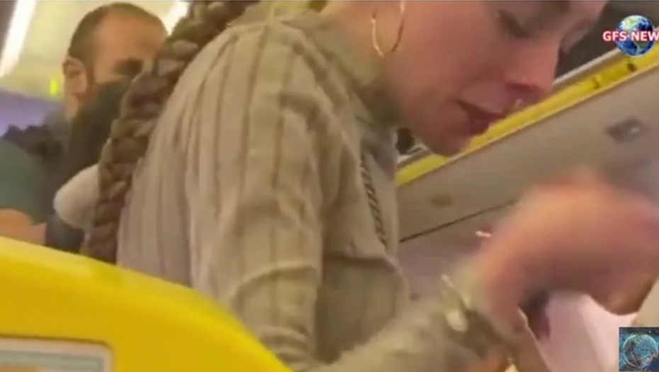 ŽENE SE POTUKLE U AVIONU, PUTNICI VRIŠTE Krv šikljala na sve strane (UZNEMIRUJUĆI VIDEO)