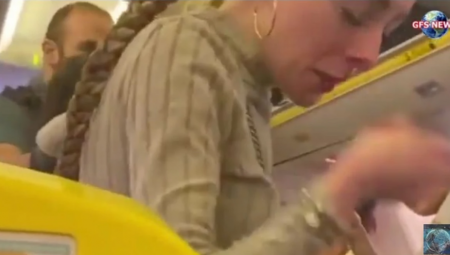 ŽENE SE POTUKLE U AVIONU, PUTNICI VRIŠTE Krv šikljala na sve strane (UZNEMIRUJUĆI VIDEO)