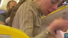 ŽENE SE POTUKLE U AVIONU, PUTNICI VRIŠTE Krv šikljala na sve strane (UZNEMIRUJUĆI VIDEO)