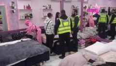 VANREDNO STANJE U ELITI Anita ne sme da izađe iz toaleta, obezbeđenje ne zna gde će pre!