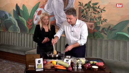 ZAKUVAVANJE - MINISTAR MIHAILO JOVANOVIĆ POKAZAO KOLIKO JE DOBAR KUVAR: Tikvice me sećaju na detinjstvo