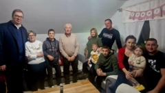 SREĆAN SAM ŠTO SAM UPOZNAO VELJA I MIRKU, NJIHOVO DVOJE DECE I ŠESTORO UNUČIĆA Vučić posetio porodicu koja se bavi grnčarstvom