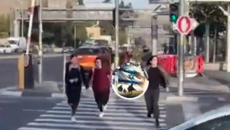 UZNEMIRUJUĆI SNIMAK TERORISTIČKOG NAPADA U JERUSALIMU Tela ubijenih po putu, ljudi vrište i beže