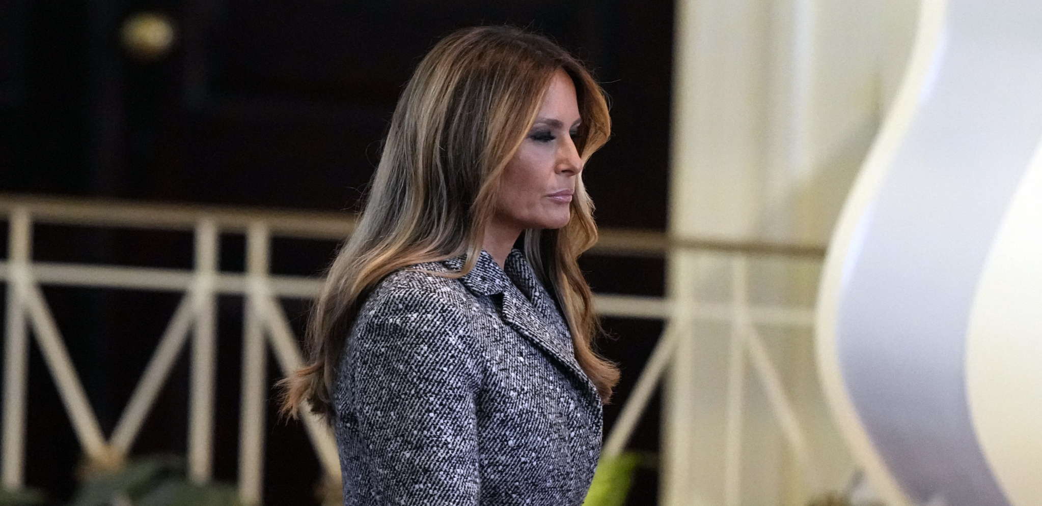 TAJNI BRAT MELANIJE TRAMP JE TERAO MAJKU DA ABORTIRA Evo zašto ga krije kao zmija noge