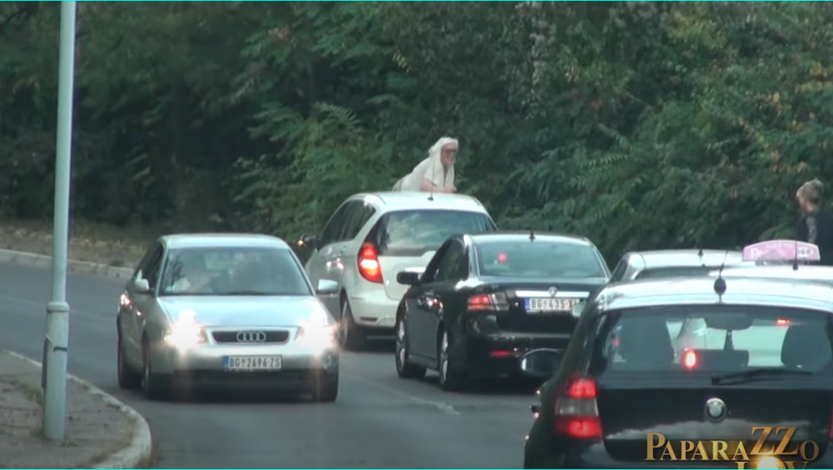 SKANDALOZNO PONAŠANJE NAŠE PEVAČICE Obavila nuždu u javnosti, pa se popela na krov automobila, ljudi gledali u čudu!