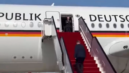 PREDSEDNIK NEMAČKE IZVISIO u DOHI Pola sata na vratima aviona čekao da ga neko primi